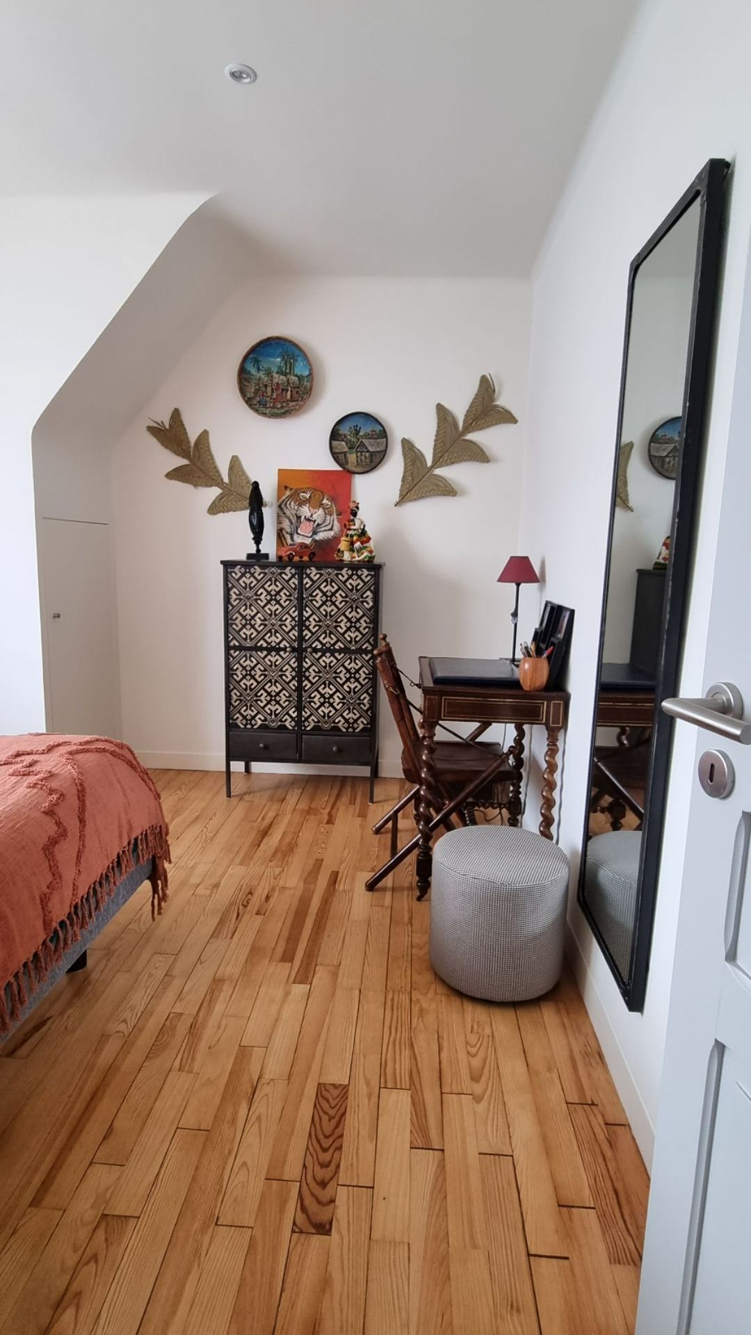 Coin d'une chambre repeint