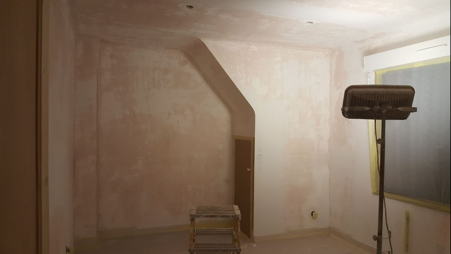 Murs d'une chambre après le retrait du papier peint