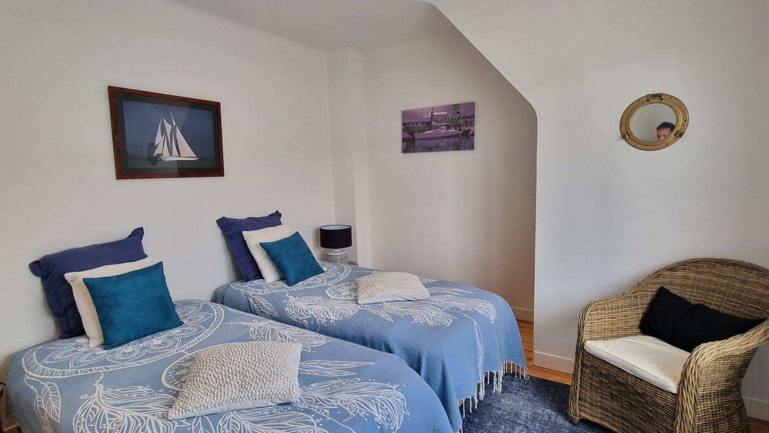 Murs d'une chambre après les travaux de peinture