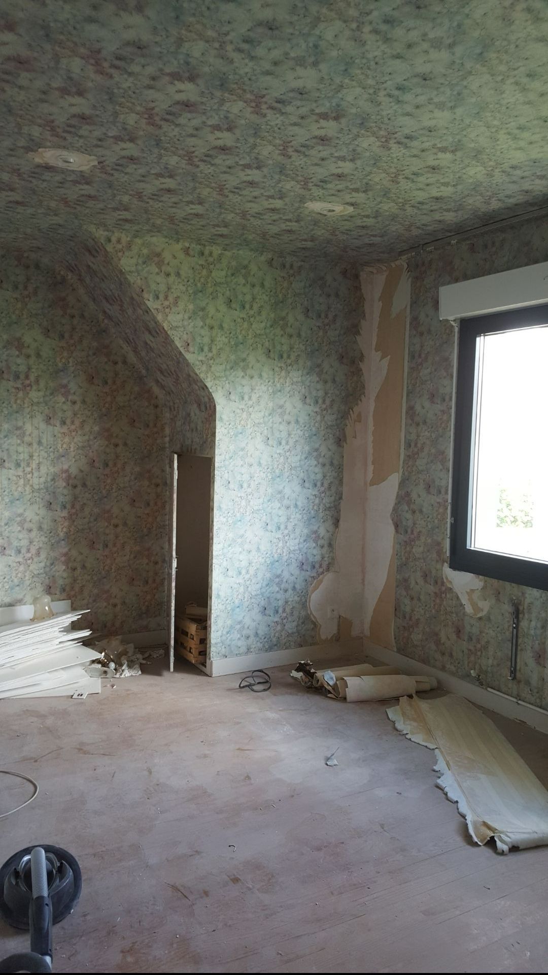 Murs d'une chambre avec un vieux papier peint