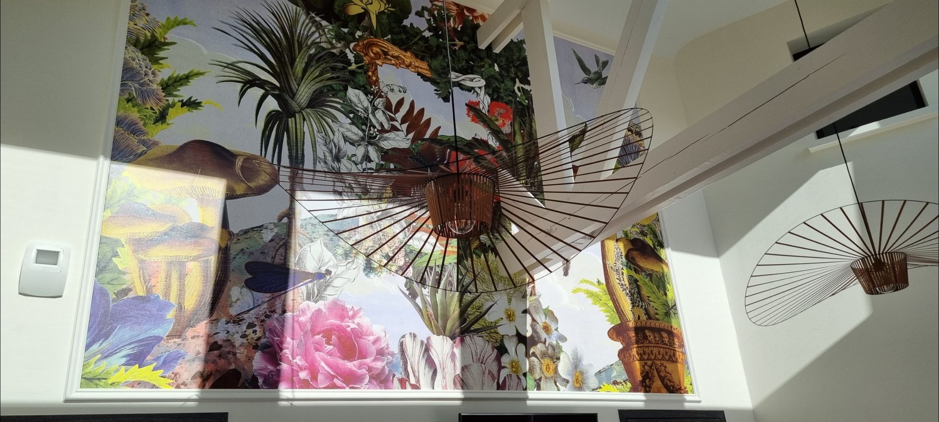 Mur avec poutre après travaux avec papier peint