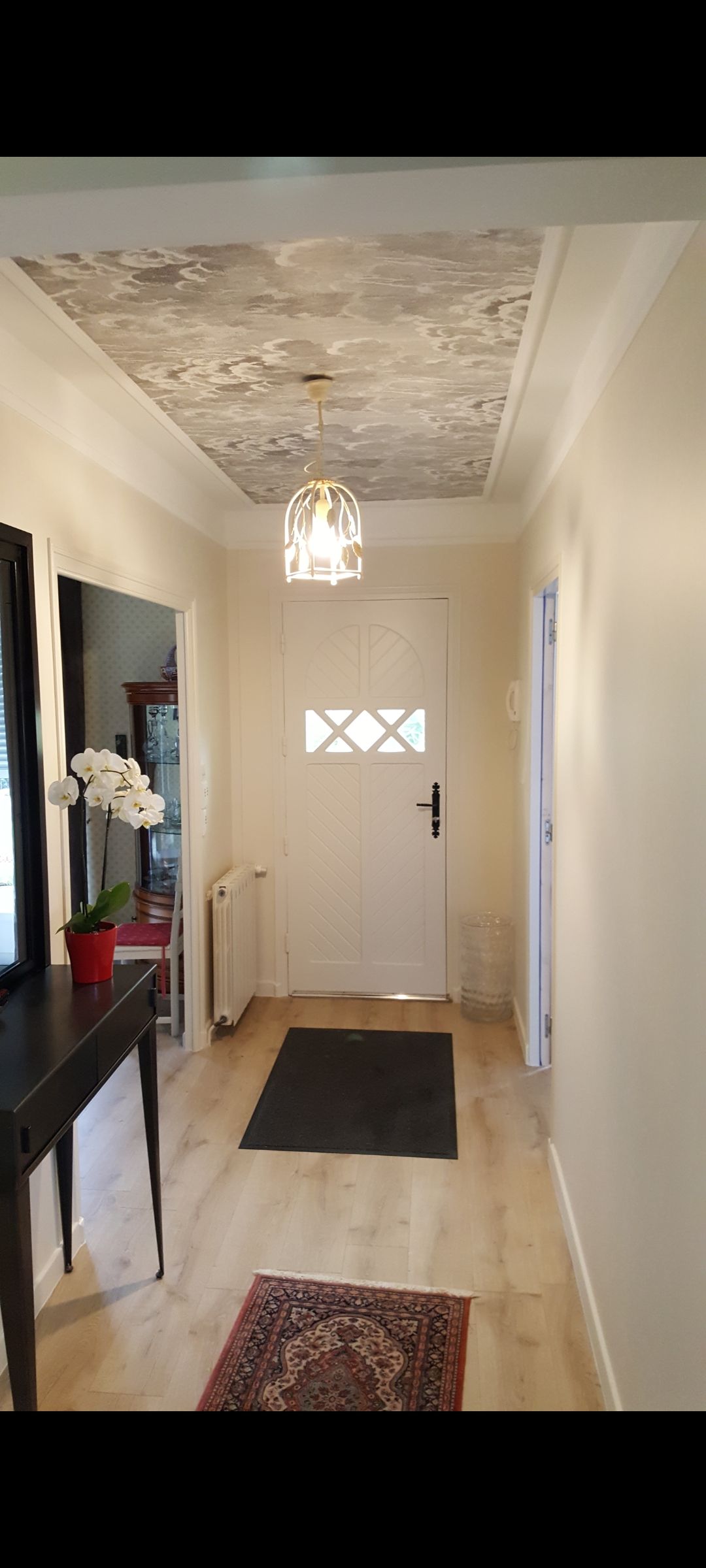 Entrée refaite avec pose de papier peint au plafond