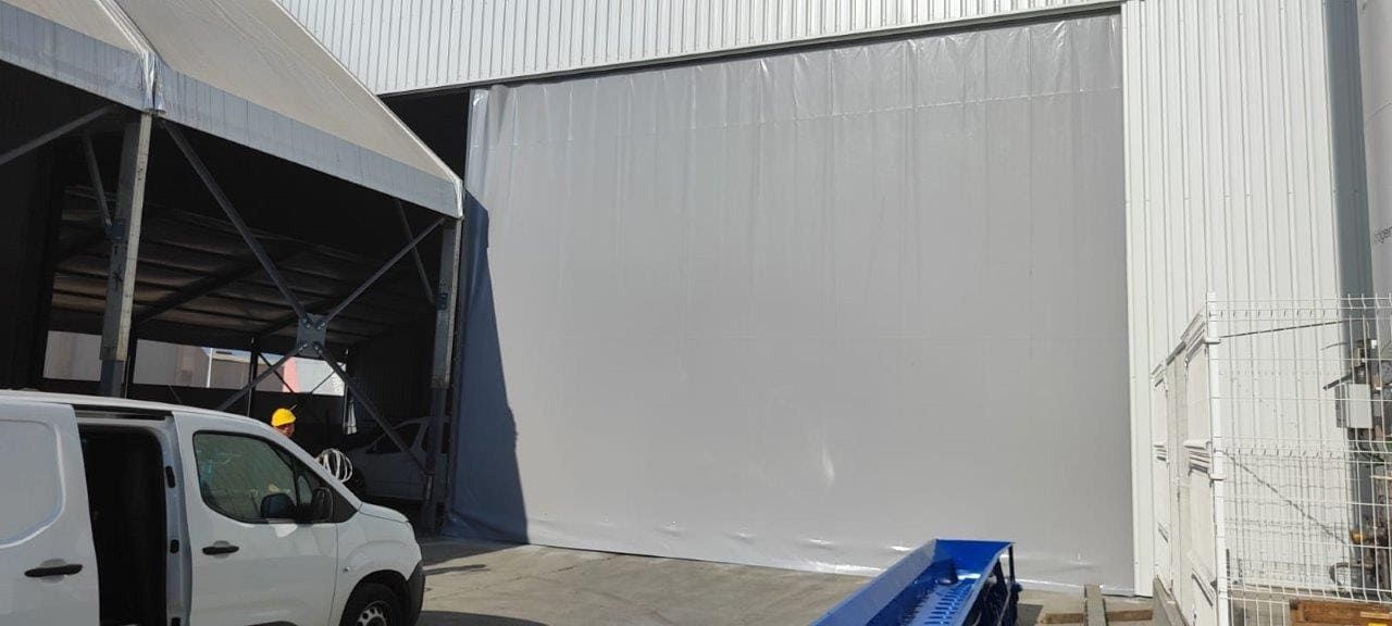 Un grupo de personas están sentadas alrededor de una mesa mirando una computadora portátil.