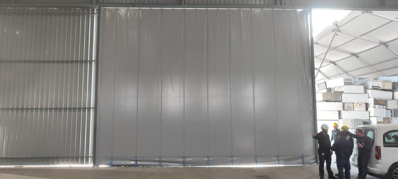 Un toldo rojo con la palabra restaurante en él.