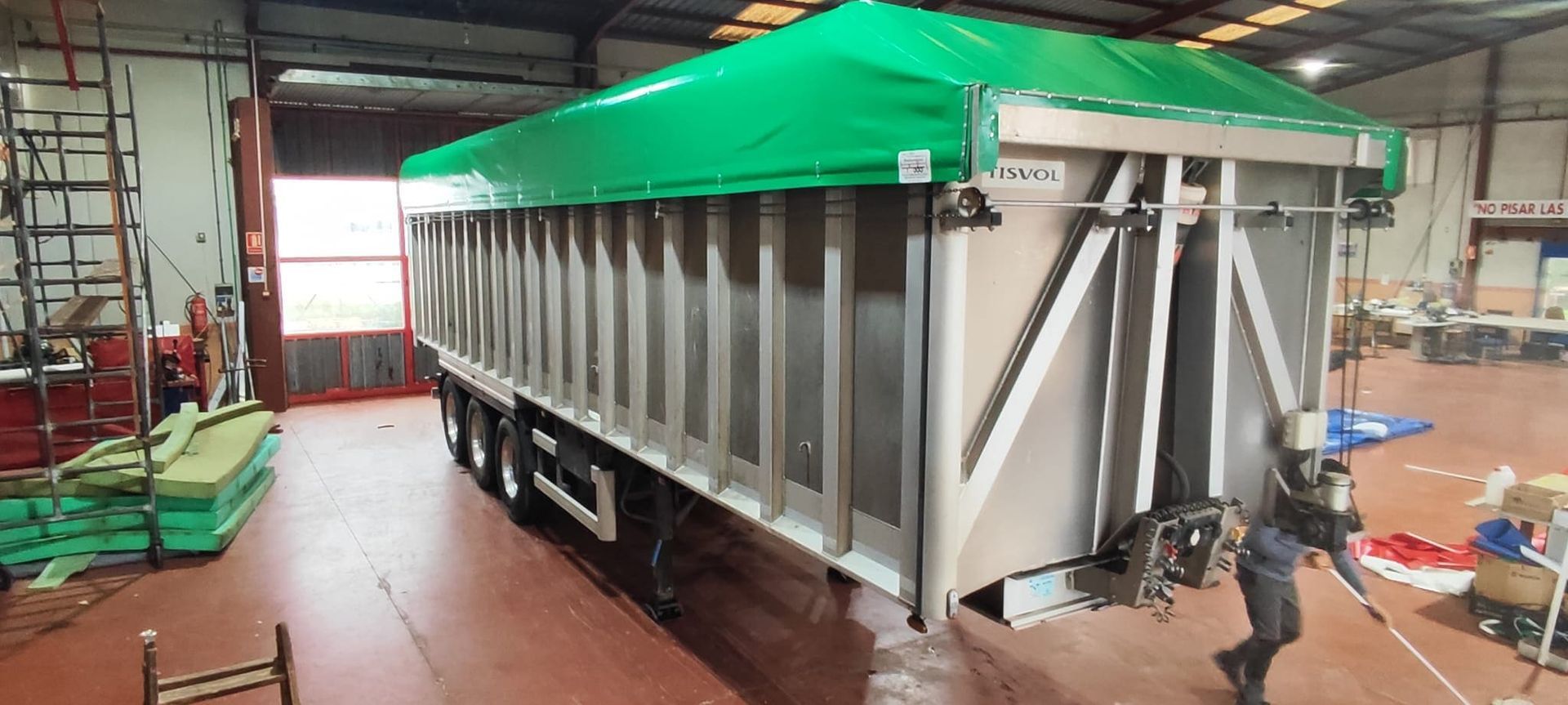 Un montón de telas de diferentes colores están apiladas una encima de otra.