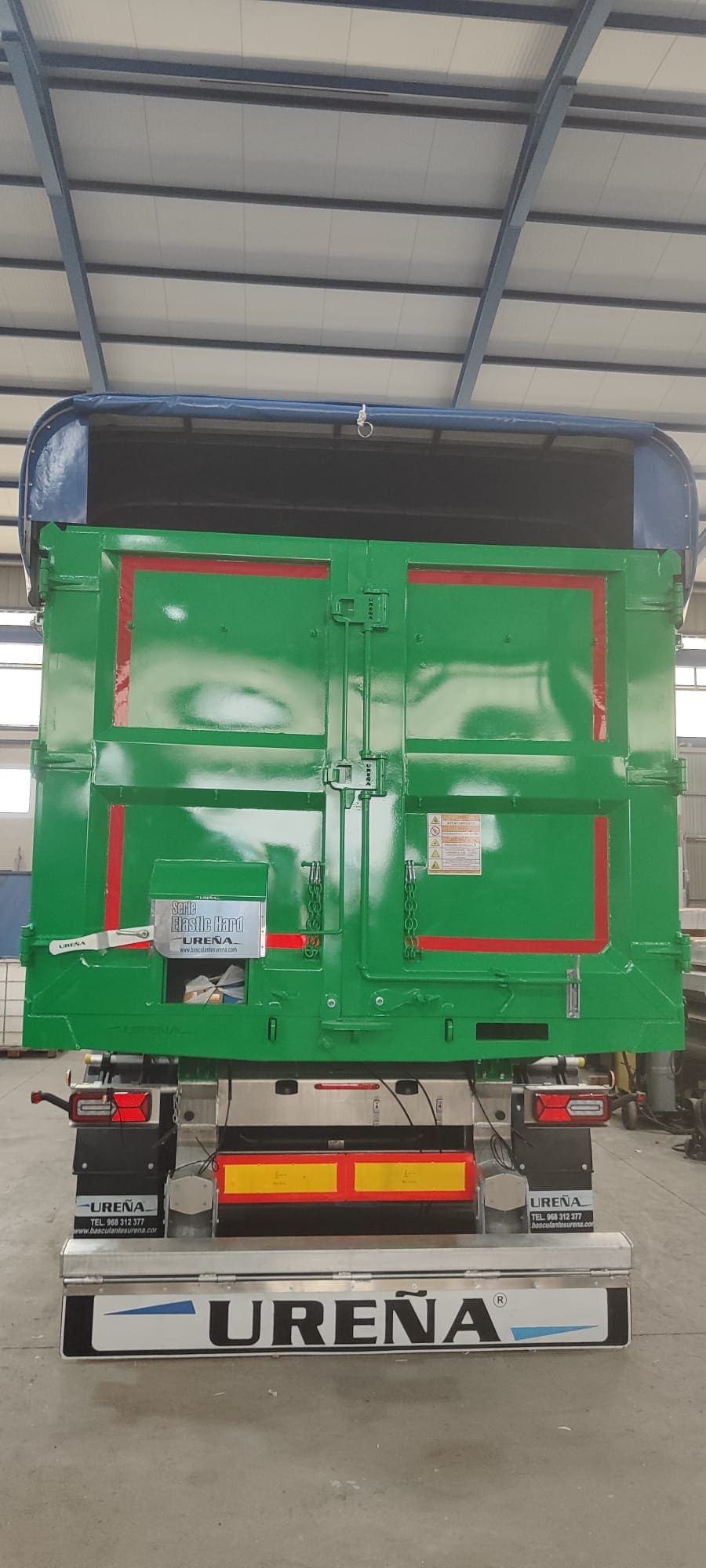 Un grupo de personas está sentada en una mesa mirando un trozo de papel.