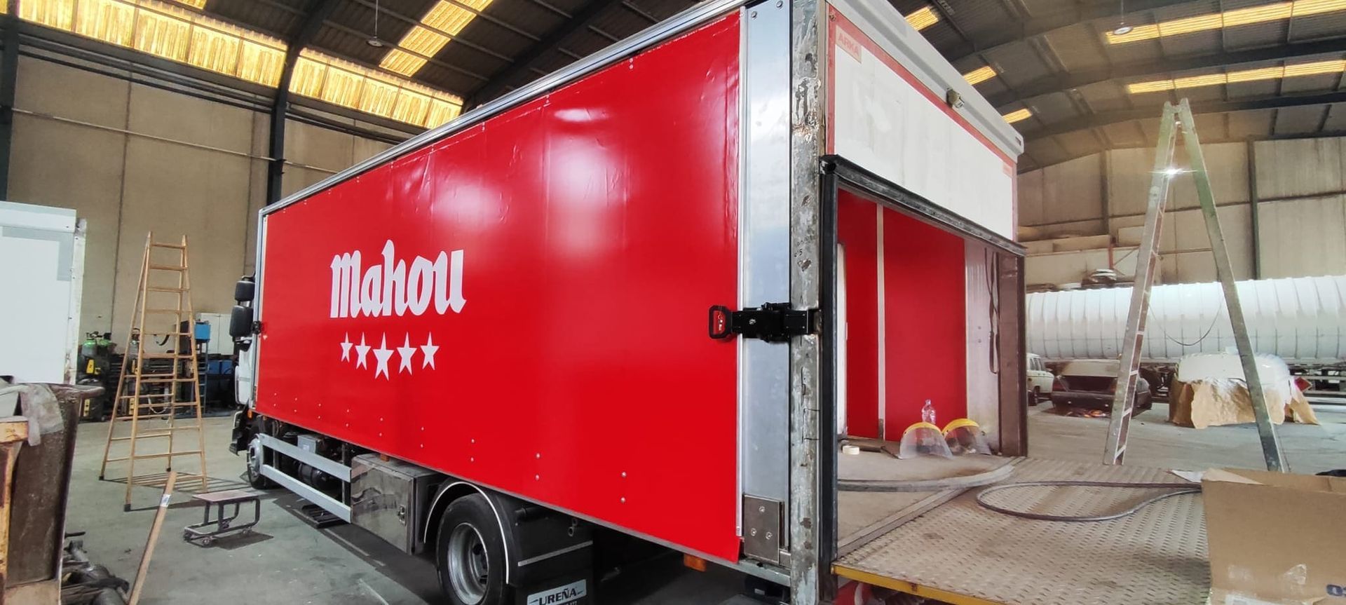 Un hombre y una mujer están sentados en una mesa mirando un trozo de papel.