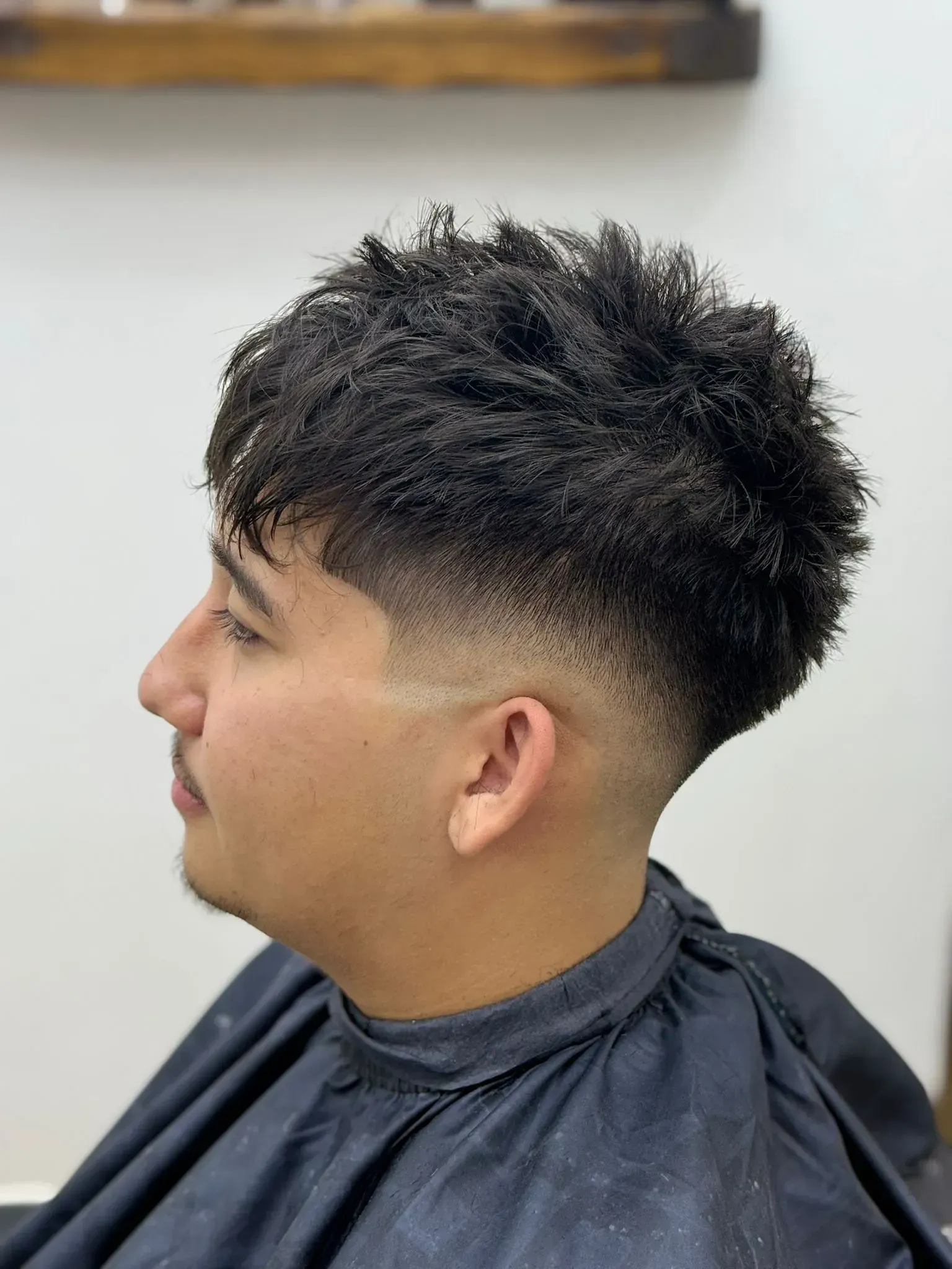 Un hombre se está cortando el pelo en una barbería.