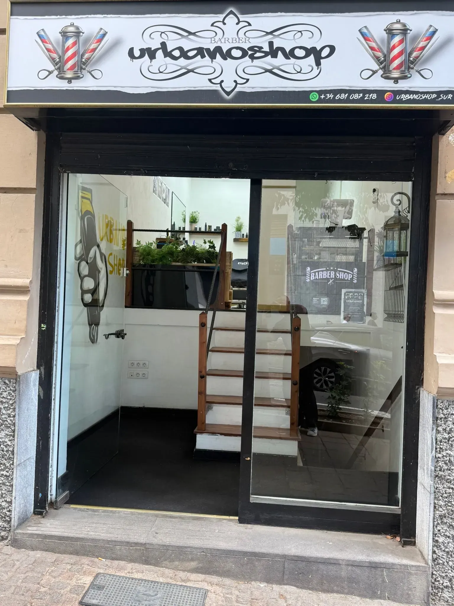 Entrada de barbería con cartel