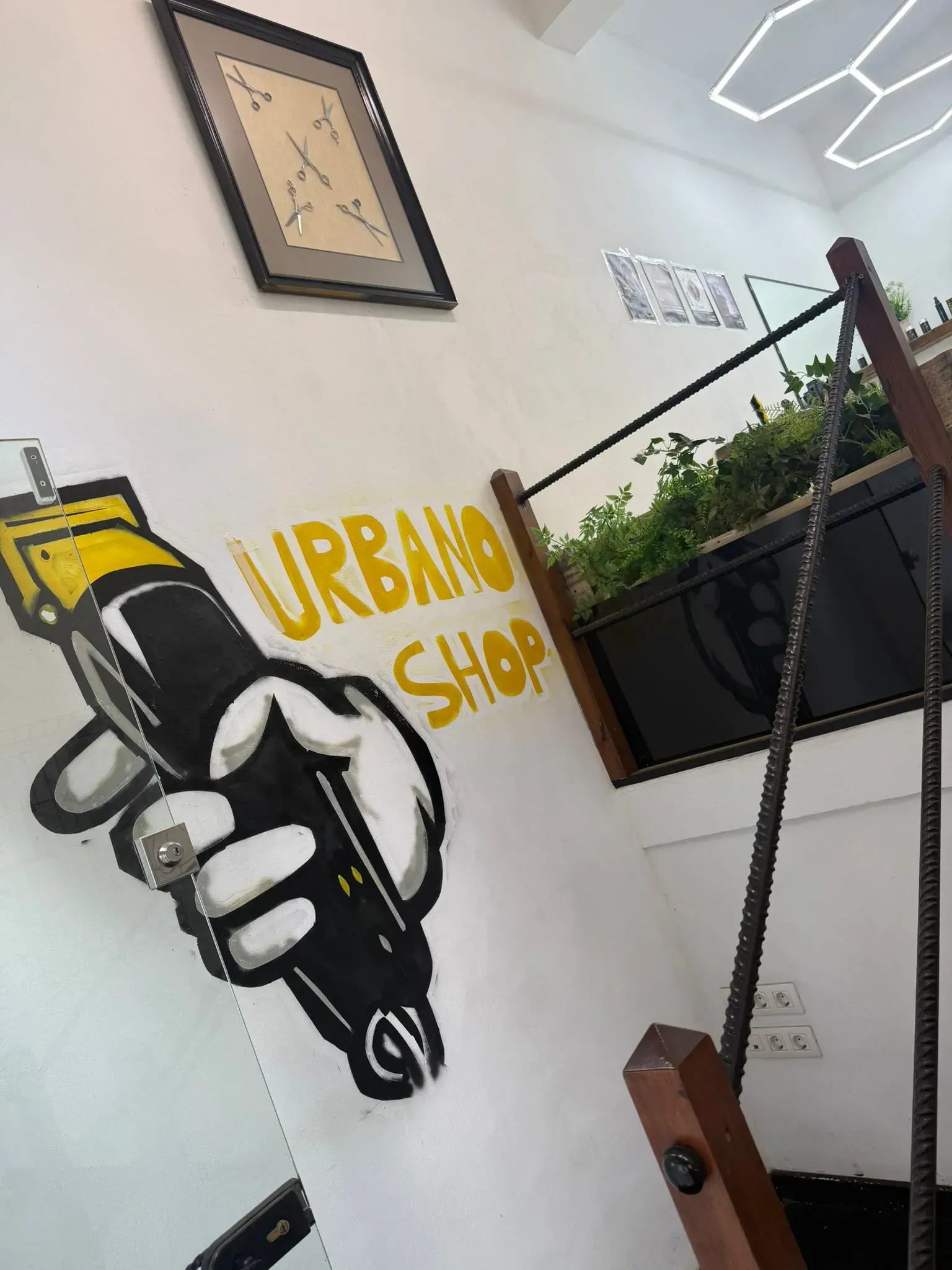 Un hombre se está cortando el pelo en una barbería.