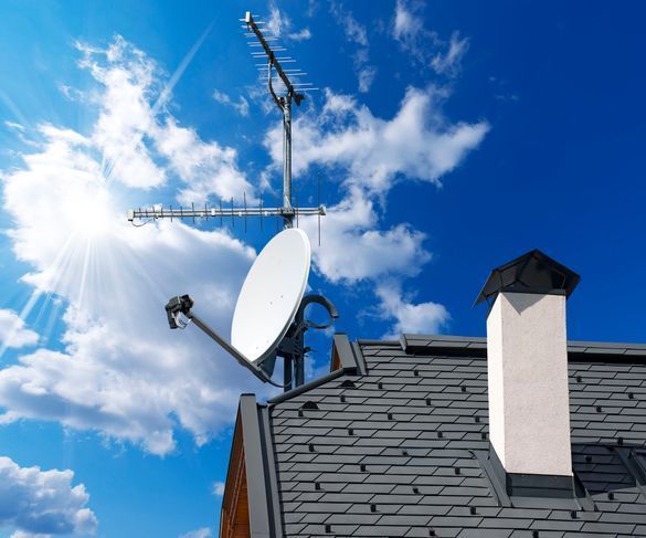 Una antena parabólica está colocada encima de un tejado.