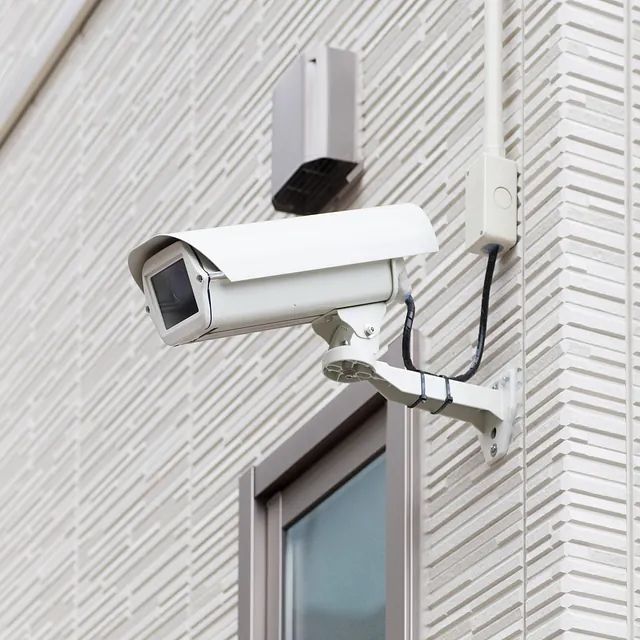 Una cámara de seguridad montada en el costado de un edificio