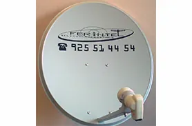 Una antena parabólica con el número 925 51 44 54