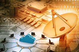 Una antena parabólica con una nube en el medio