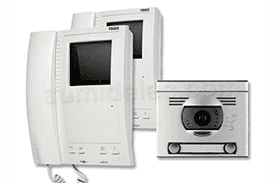 Un teléfono con una pantalla y una cámara.