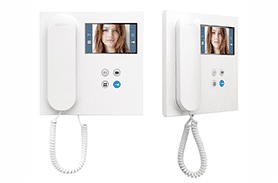 Dos teléfonos blancos con una imagen de una mujer en la pantalla.