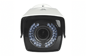 Un primer plano de una cámara de seguridad sobre un fondo blanco.