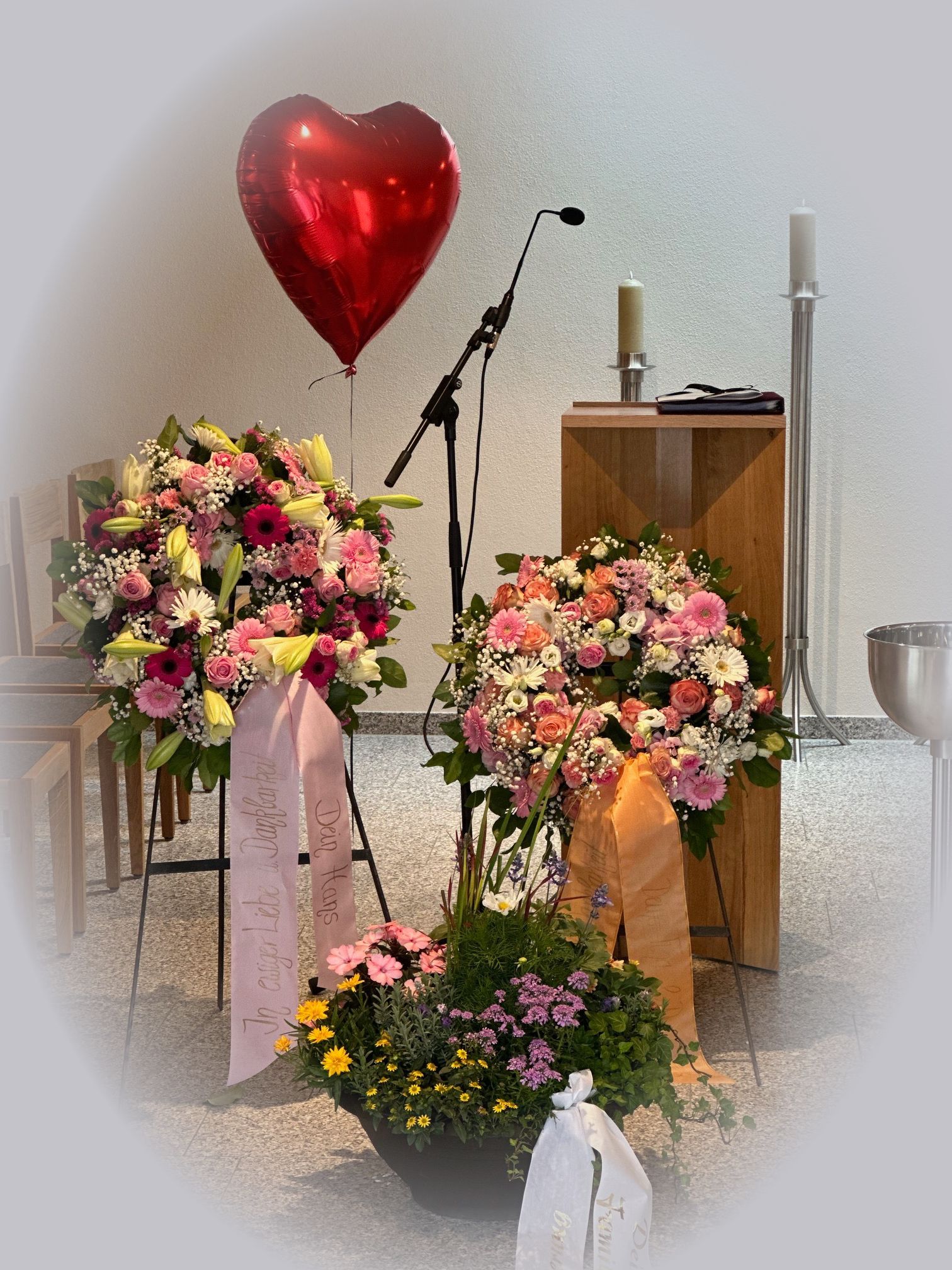 Pult mit bunten Blumen