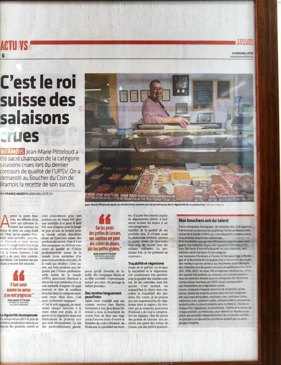 Un article de journal encadré intitulé « C'est le roi suisse des salaisons ».