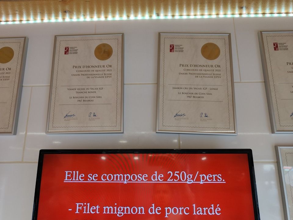 Une pancarte qui dit elle se compose de 250g/pers