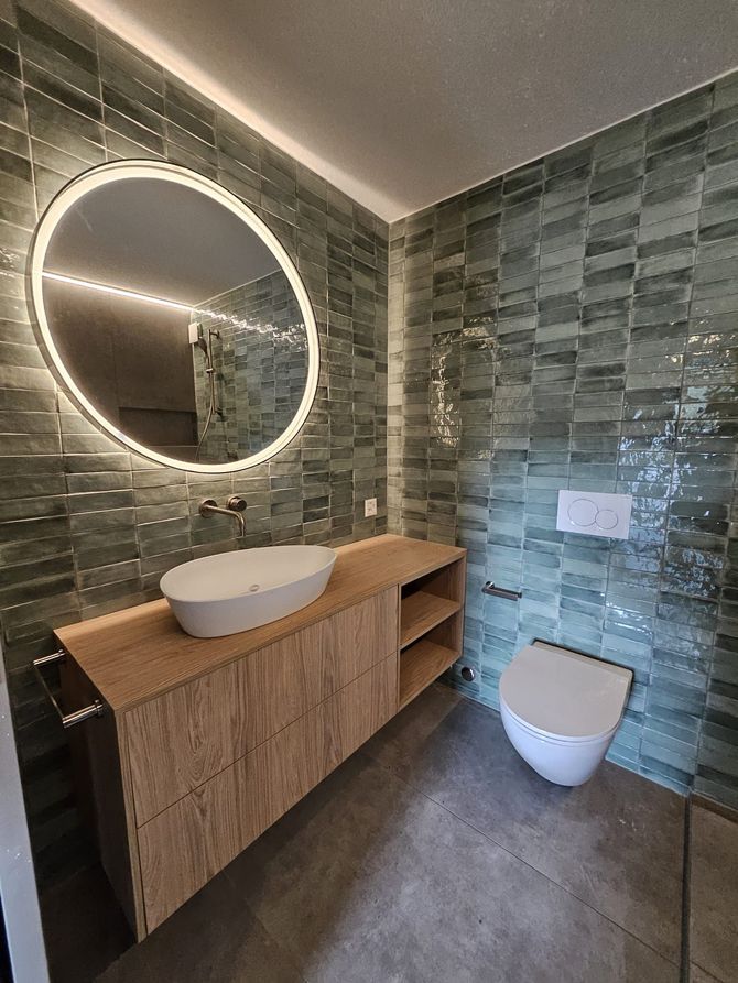 Modernes Badezimmer grau mit begehbarer Dusche