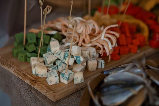 Brochettes de fromage et de fruits sur une planche en bois