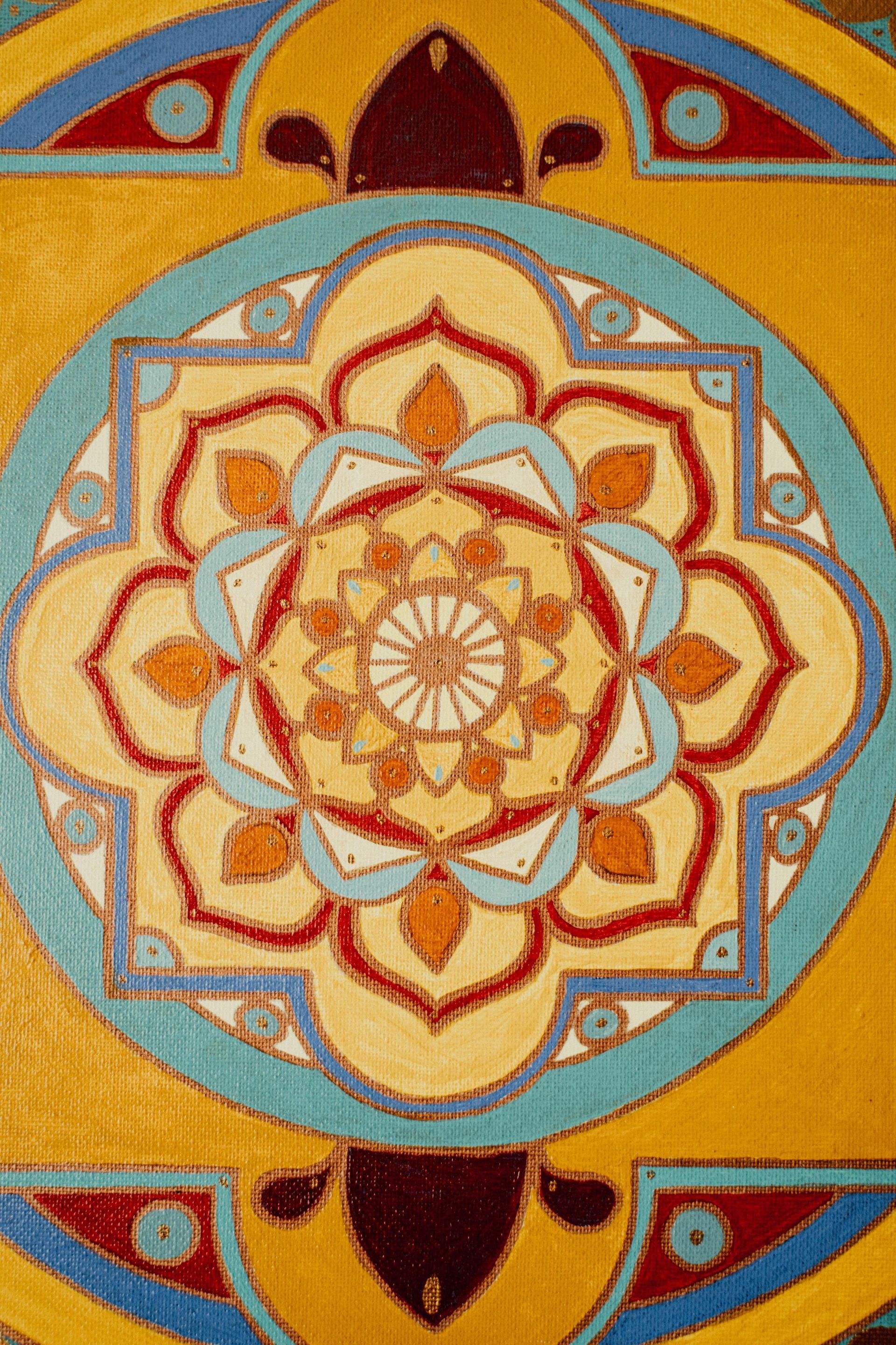 Un primer plano de un patrón circular colorido sobre un fondo amarillo.