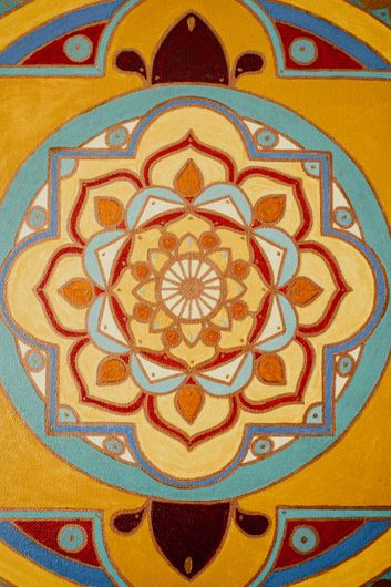 Un primer plano de un patrón circular colorido sobre un fondo amarillo.
