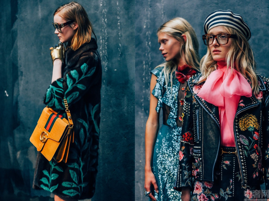 Models in eklektischen Gucci-Outfits, die vor einer strukturierten blauen Wand posieren.