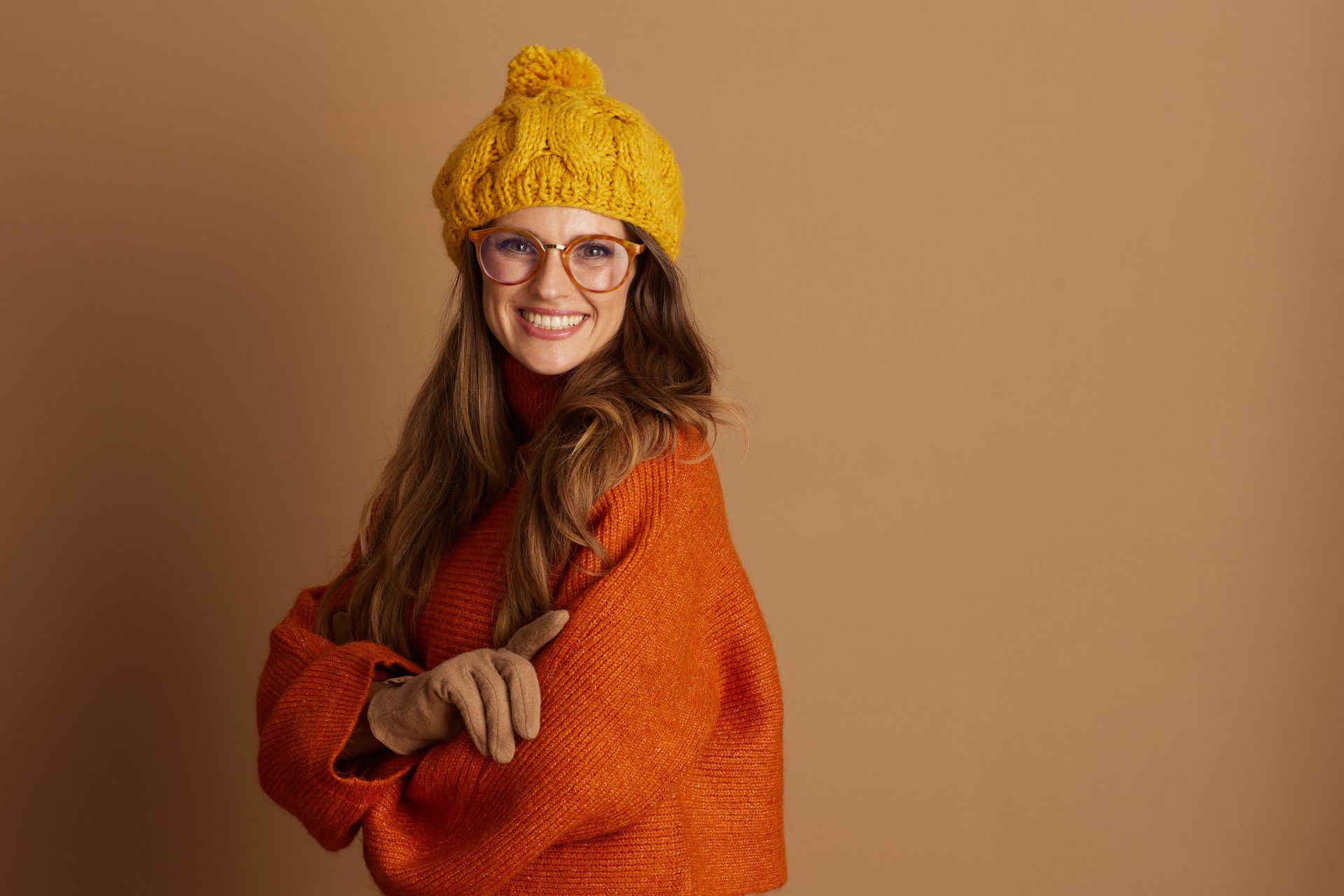 Models in eklektischen Gucci-Outfits, die vor einer strukturierten blauen Wand posieren.