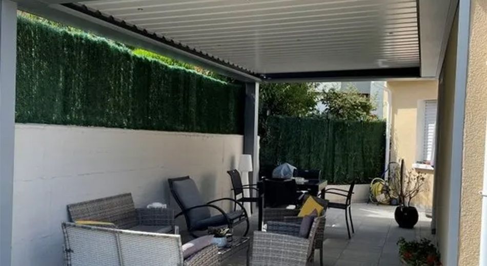 Pergola avec lames rétractables