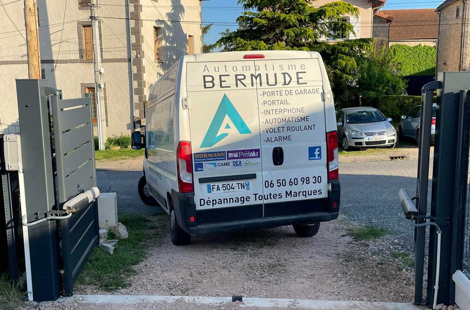 Camion d'Automatisme Bernard dans l'ouverture d'un portail à battants