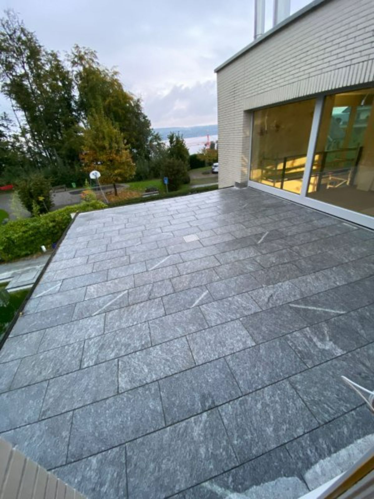 Terrasse, die von der Fliestech GmbH verlegt wurde