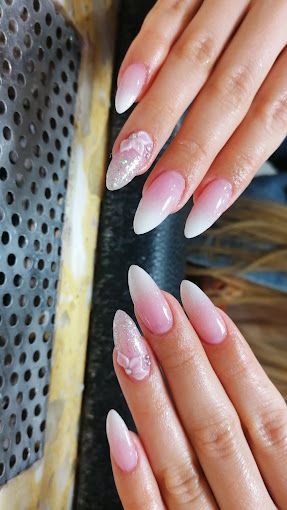 Un primer plano de las uñas de una mujer con un diseño en ellas.