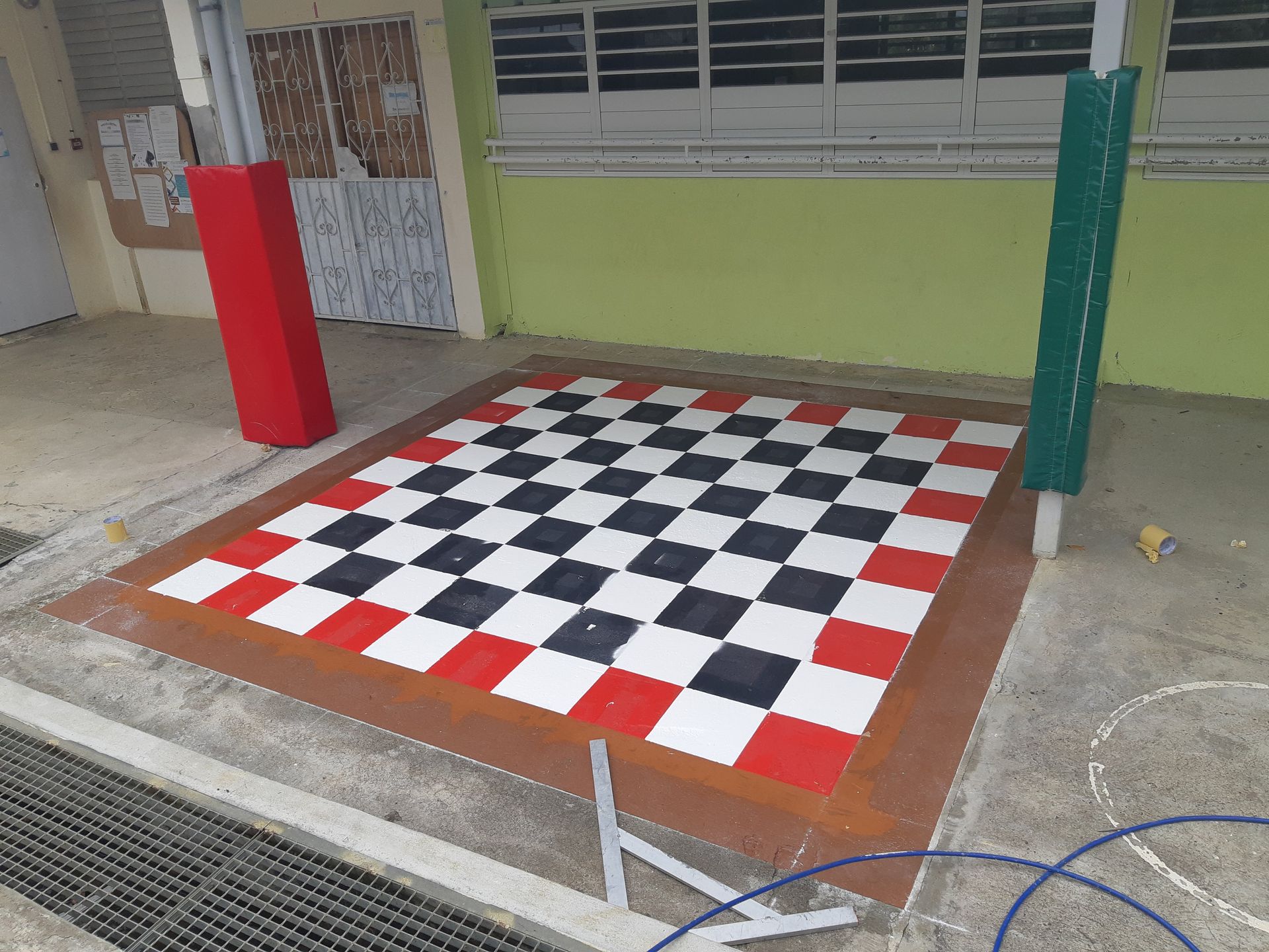 Un damier géant peint au sol