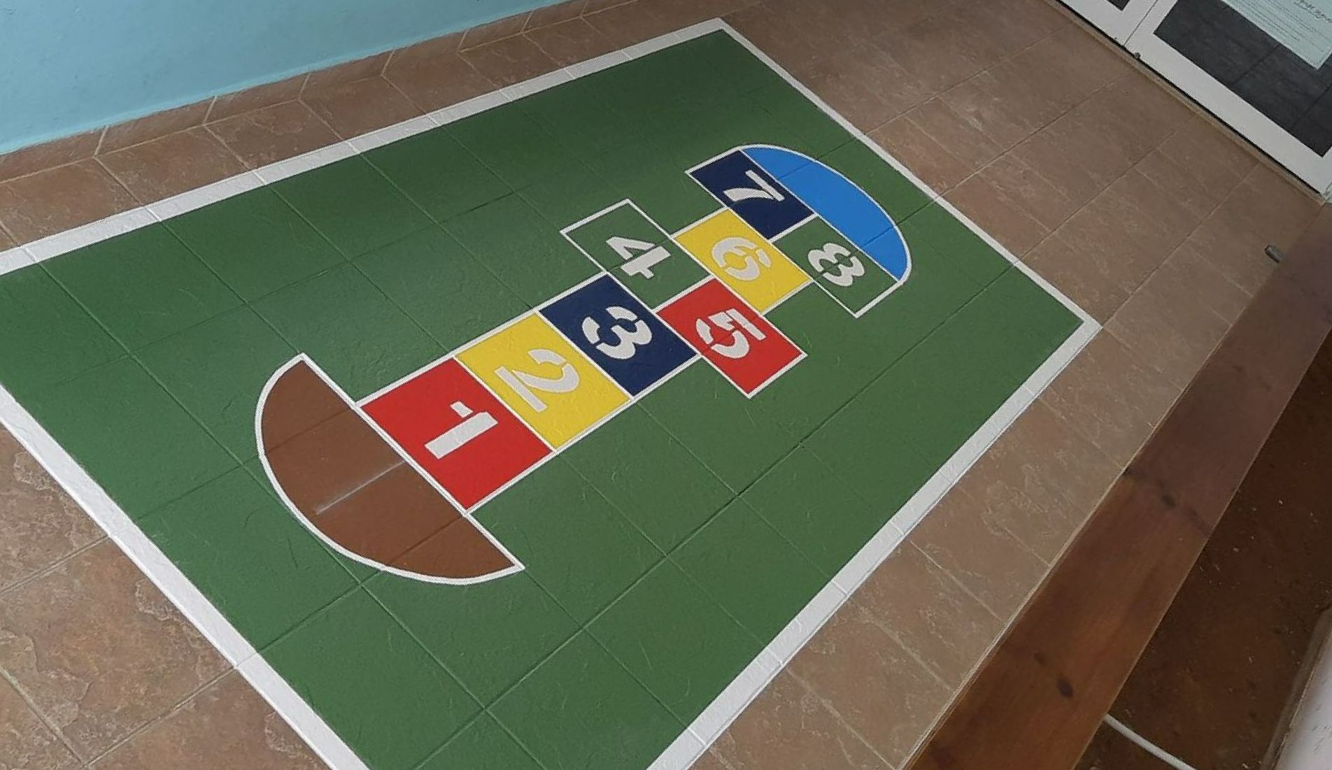 Le jeu de la marelle peint au sol