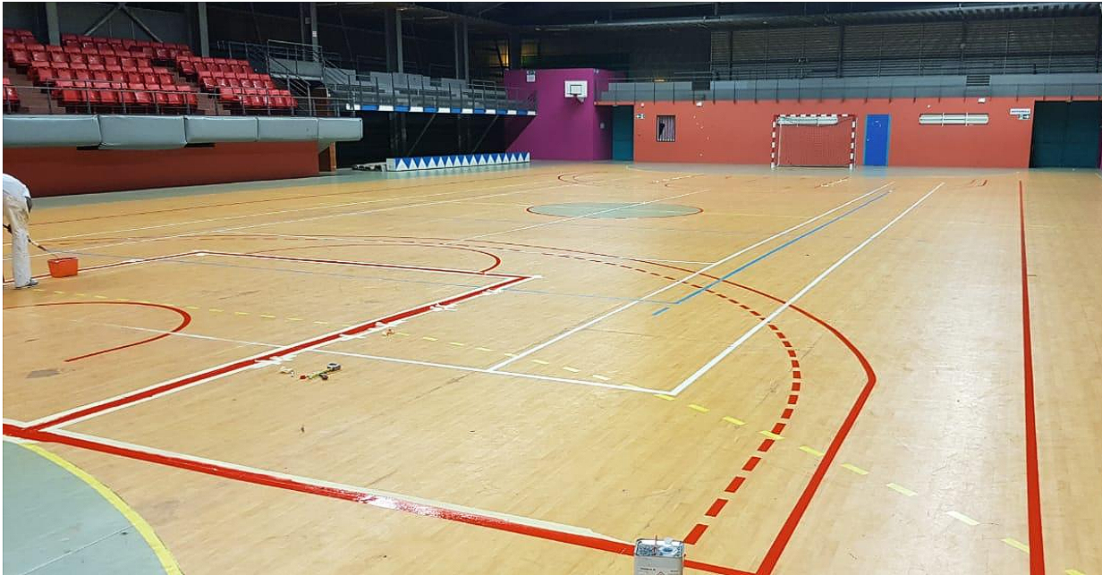Terrain de sport avec un marquage au sol