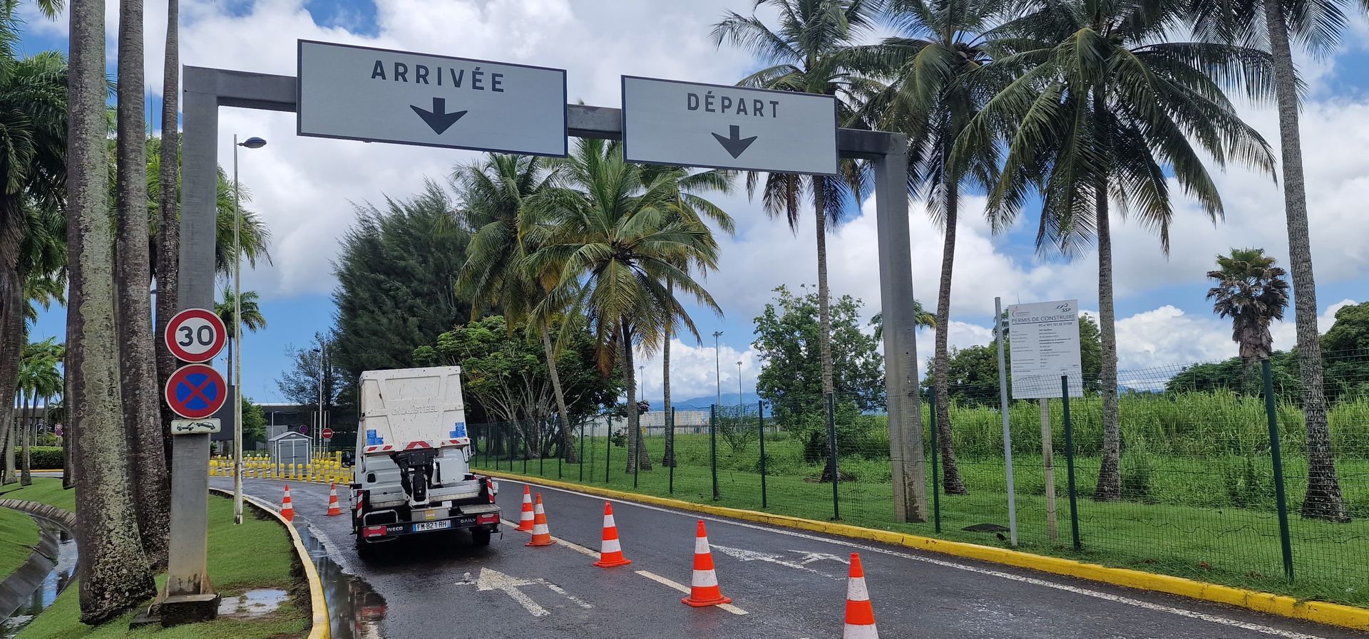 Une route avec des panneaux de signalisation bien installés