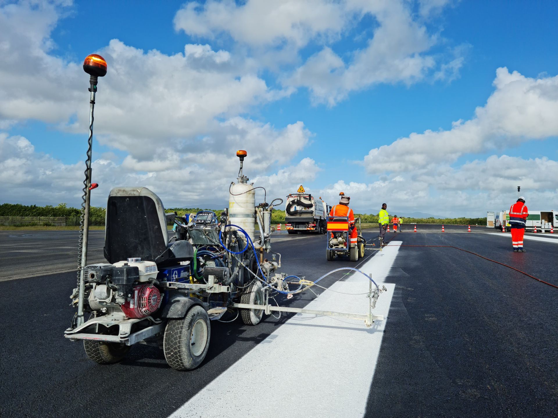 Une machine peint une ligne blanche