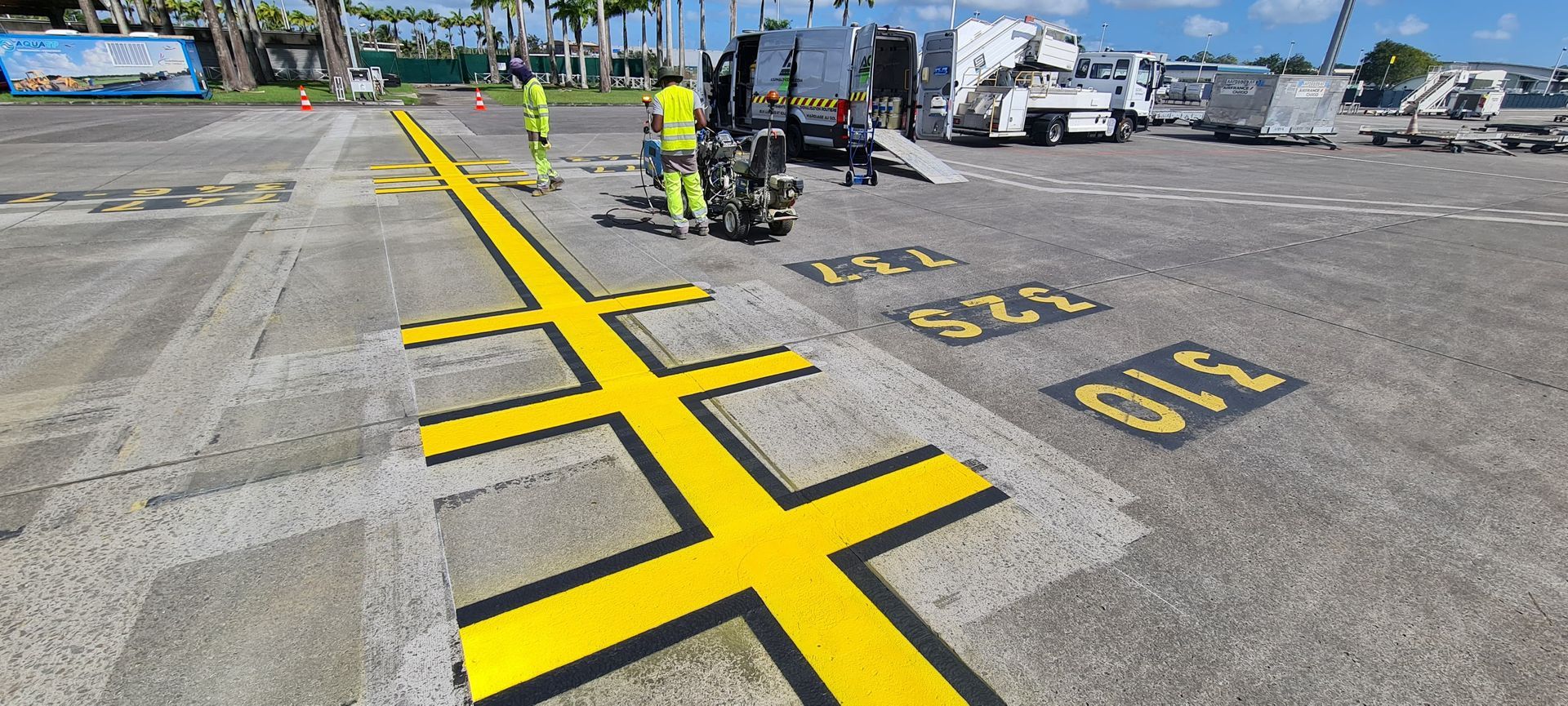 Marquage au sol spécifique jaune et noir