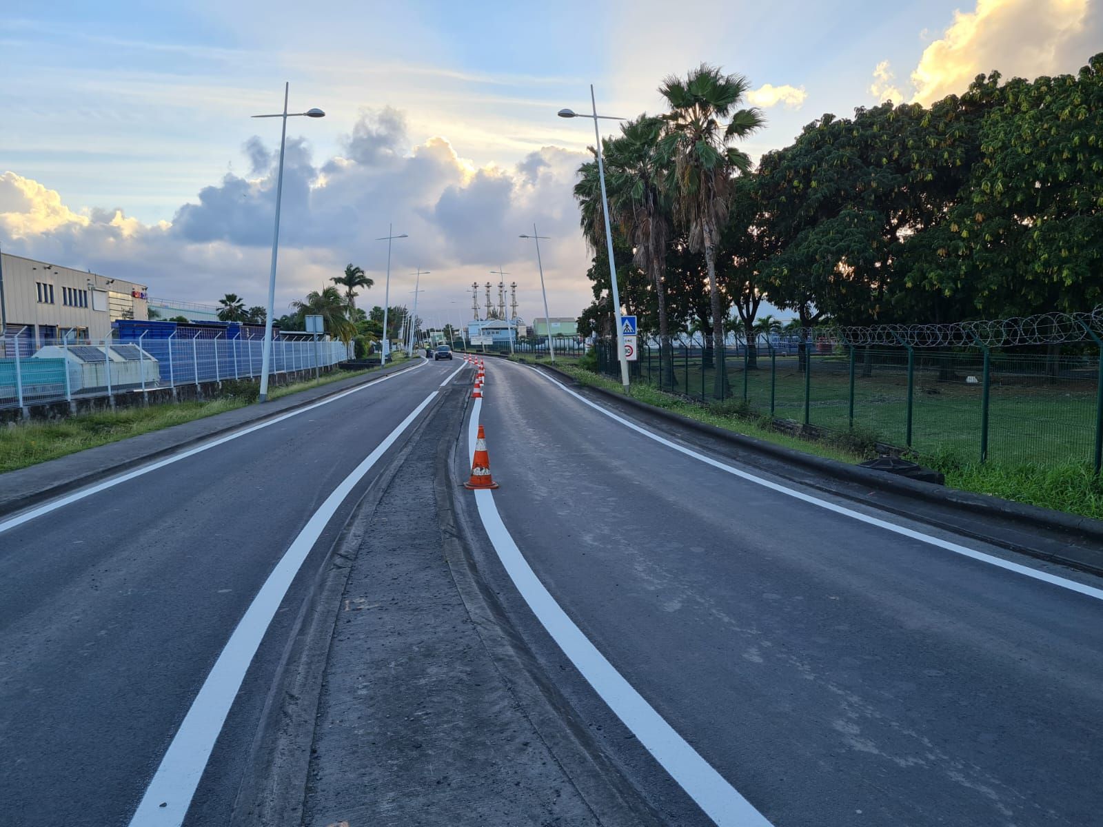 Route avec un marquage au sol