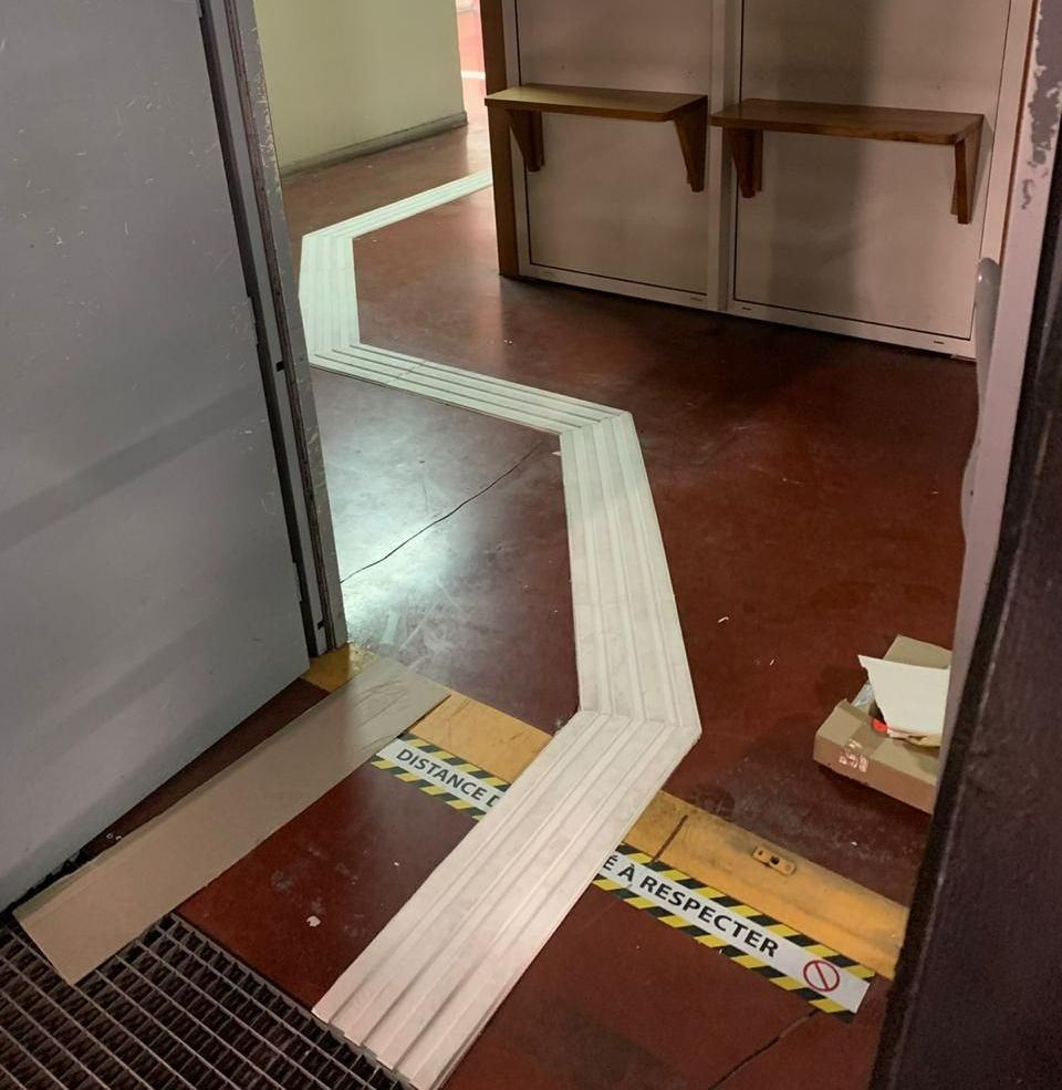 Bande pour accessibilité PMR installée dans un couloir