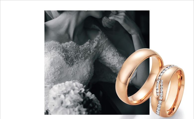 Braut im Brautkleid mit Spitze und zwei roségoldene Eheringe, einer mit Diamanten