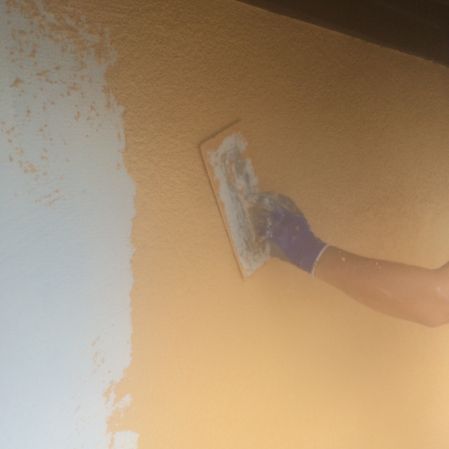 Maler von Bernet Maler streicht eine Wand gelb