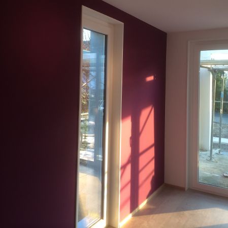 Raum mit roter Akzentwand