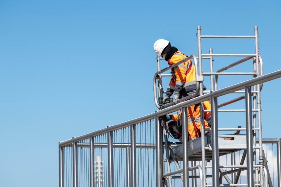 Arbeiter auf einem Baugerüst