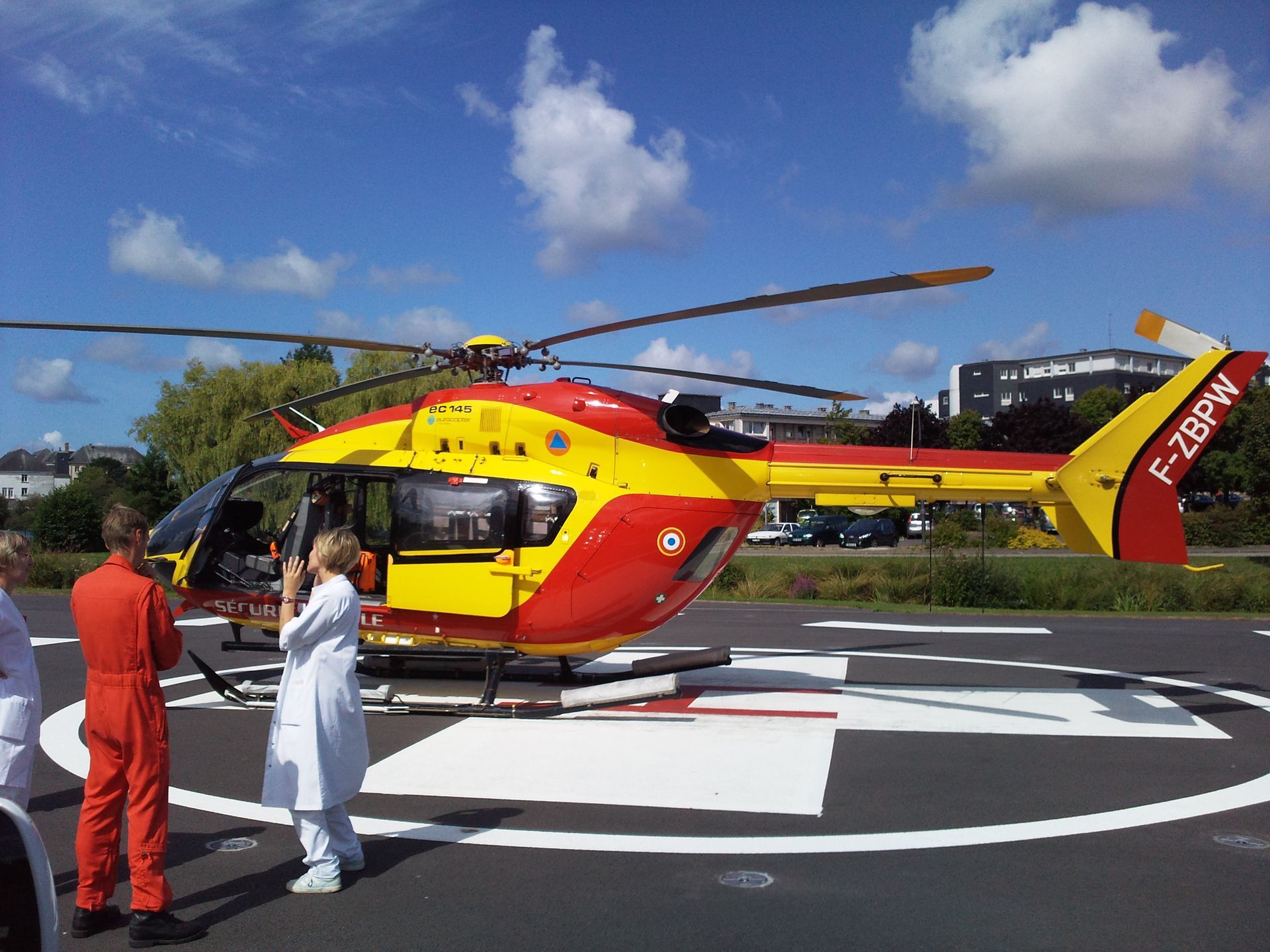 Hélicoptère de secours sur le toit d'un hôpital