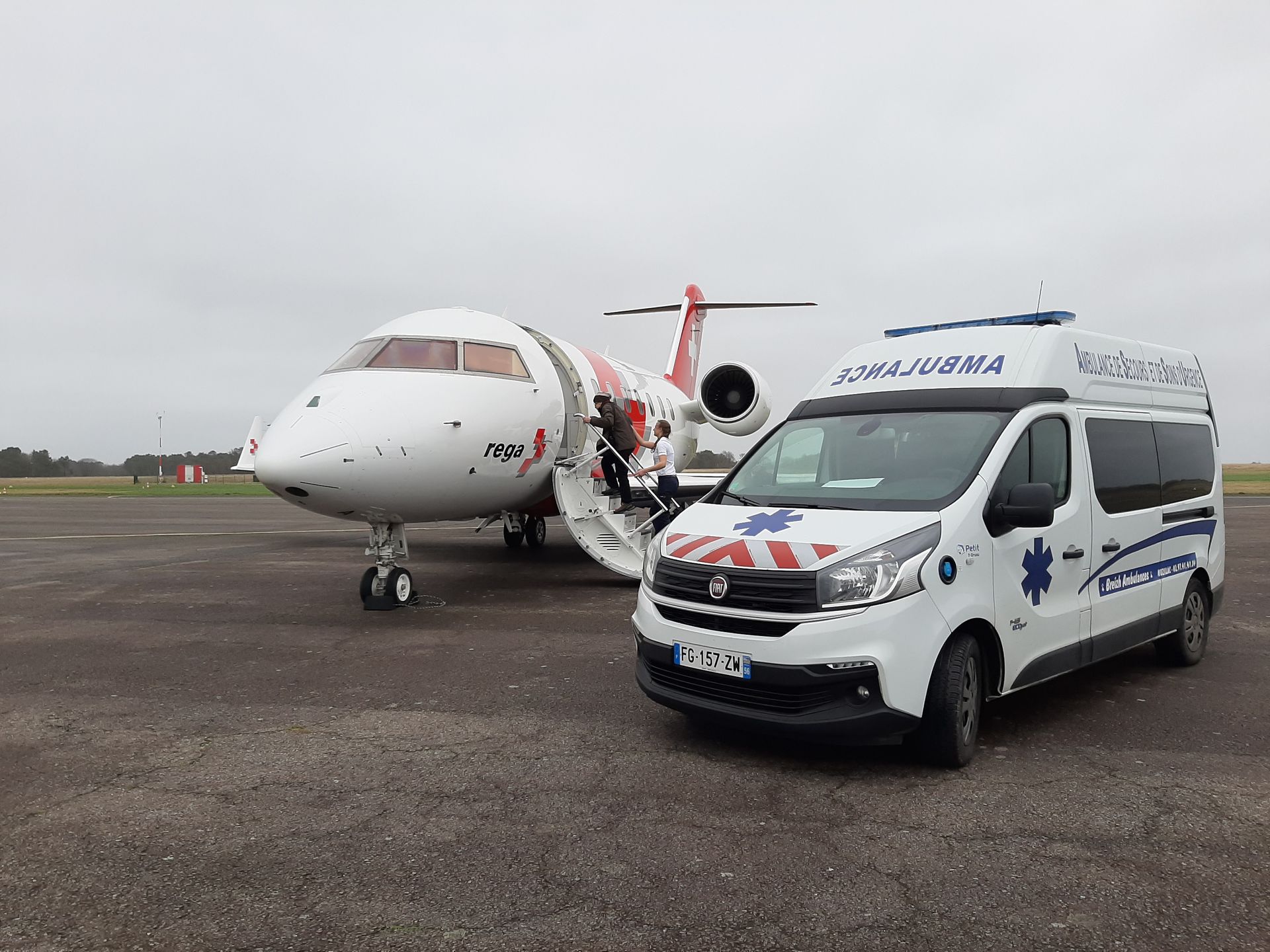 Ambulance et avion sur le tarmac pour intervention de secours