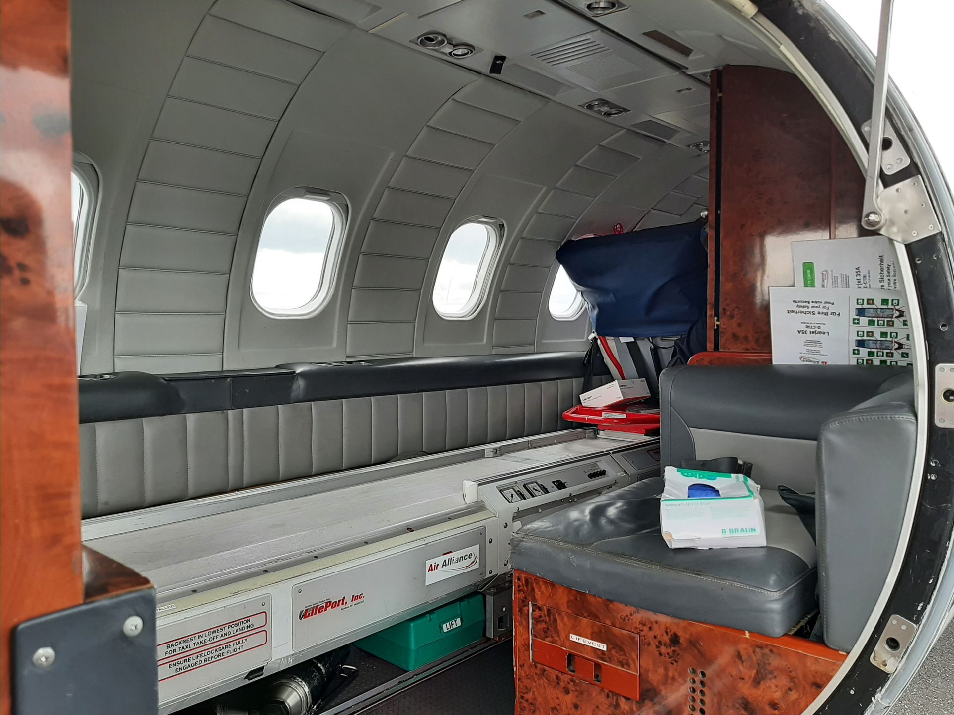 Intérieur d'une ambulance avec matériel médical