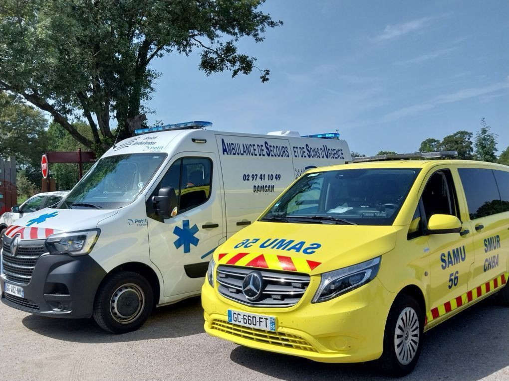 Ambulance et Samu du Morbihan sur un parking